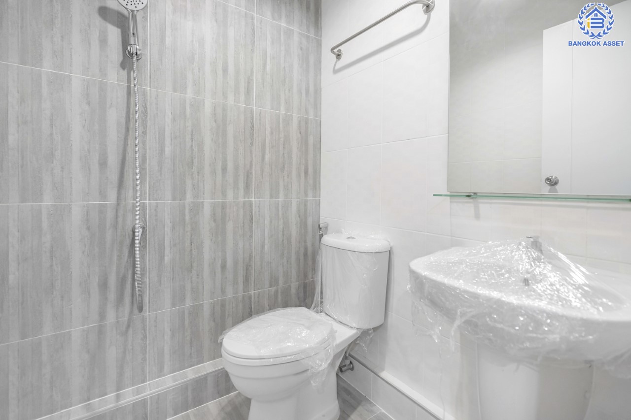 บ้านมือสองตกแต่งใหม่ ม.เรวดี3 ติวานนท์-เลี่ยงเมืองนนท์ฯ ทาวน์เฮ้าส์ตกแต่งพร้อมอยู่ เนื้อที่ 17 ตร.ว. ฟังก์ชัน 2 ห้องนอน 2 ห้องน้ำ 1 ที่จอดรถ พร้อม Living Area ชั้นสองกว้าง บนทำเลโซนเมือง! เข้า-ออกได้หลายเส้นทาง ถ.รัตนาธิเบศร์, ถ.ติวานนท์ และเลี่ยงเมืองนนท์ฯ ใกล้เซ็นทรัลรัตนาธิเบศร์ และรถไฟฟ้าสายสีม่วง ทั้ง "สถานีกระทรวงสาธารณสุข" และ "สถานีศูนย์ราชการนนทบุรี"